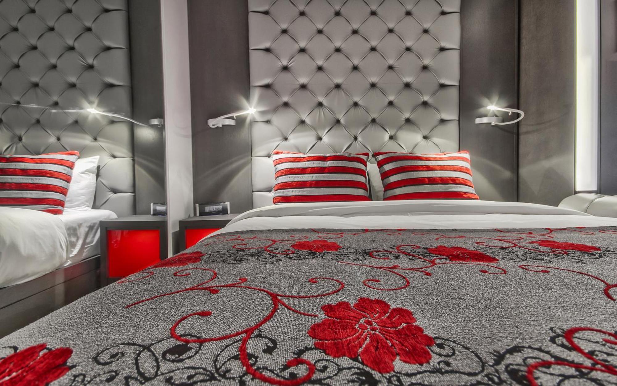 Chambre Signature avec Cheminée, 1 Lit Queen-Size et 1 Lit Escamotable Queen-Size - Balcon Intérieur