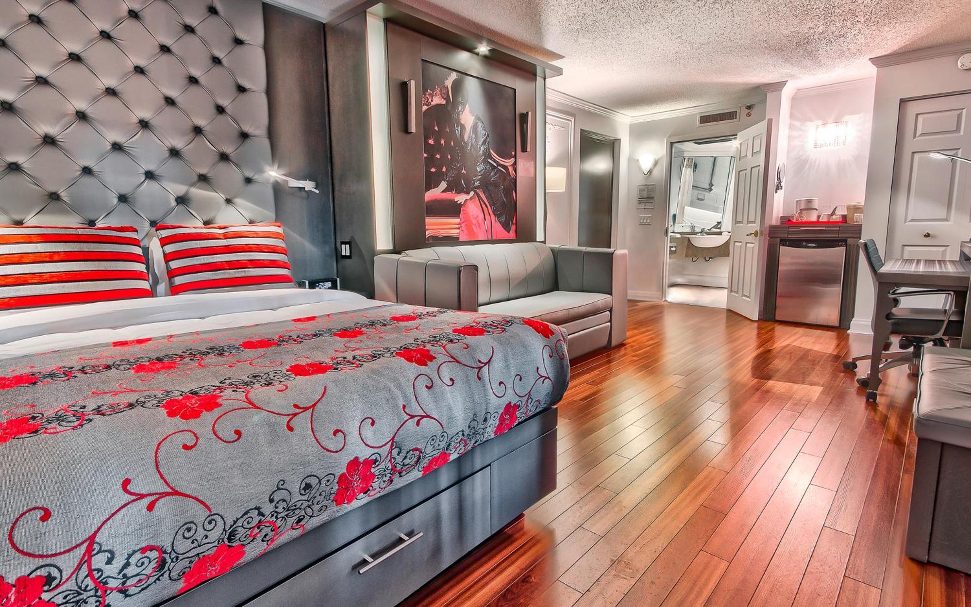 Chambre avec 1 Lit Queen-Size et 1 Lit Escamotable Queen-Size - Balcon Intérieur - Accessible aux Personnes à Mobilité Réduite