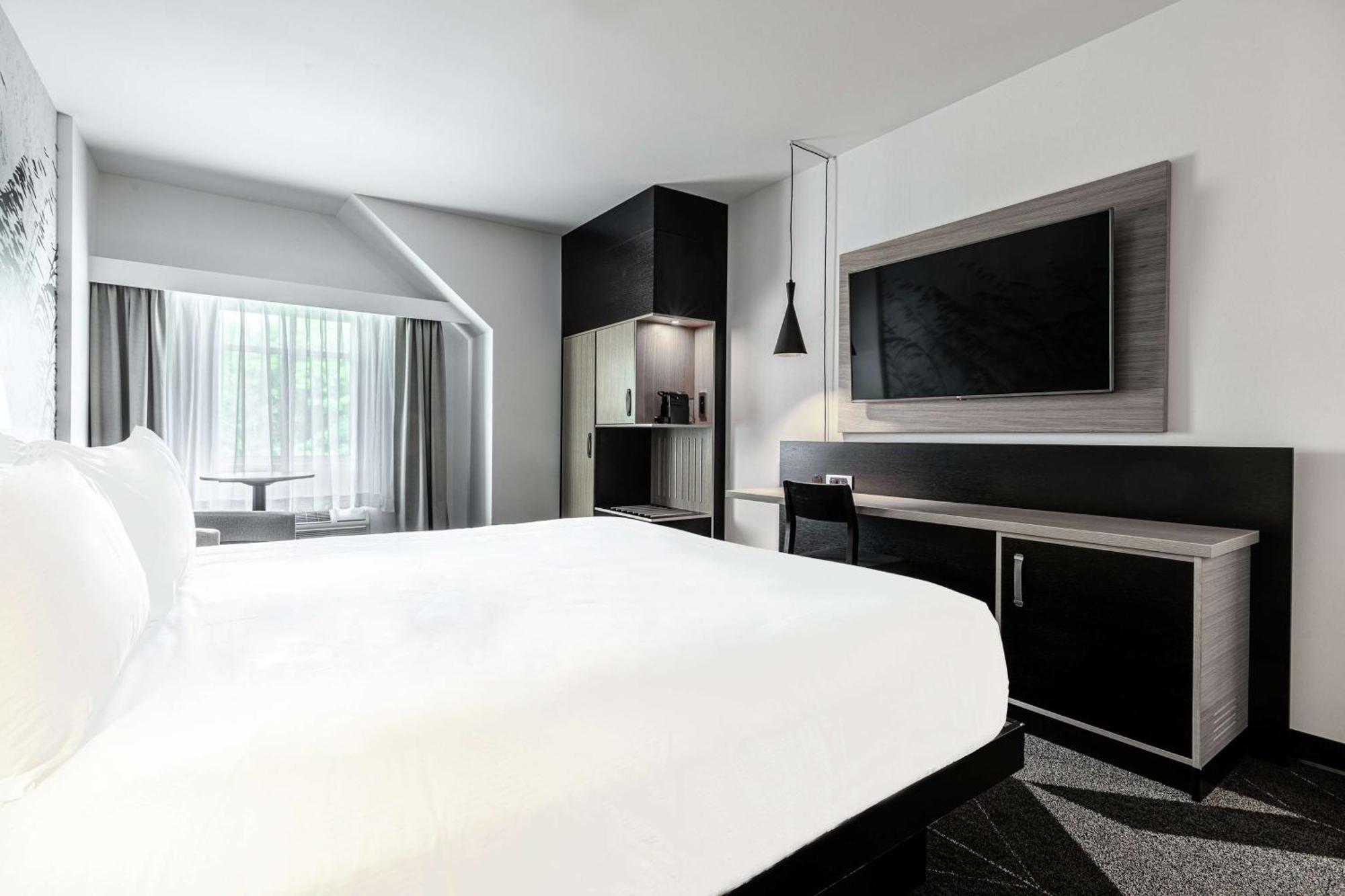 Habitación con cama extragrande.