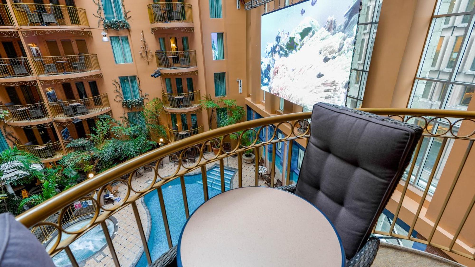 Suite con 1 Letto Queen-Size, 1 Letto Queen-Size Ribaltabile a Muro, Balcone e Giardino Interno