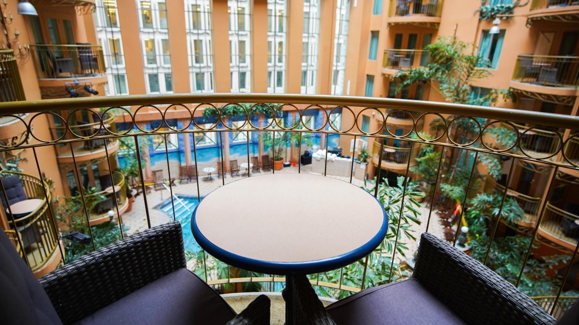Suite con 1 Letto King-Size, 1 Divano-Letto, Balcone e Giardino Interno