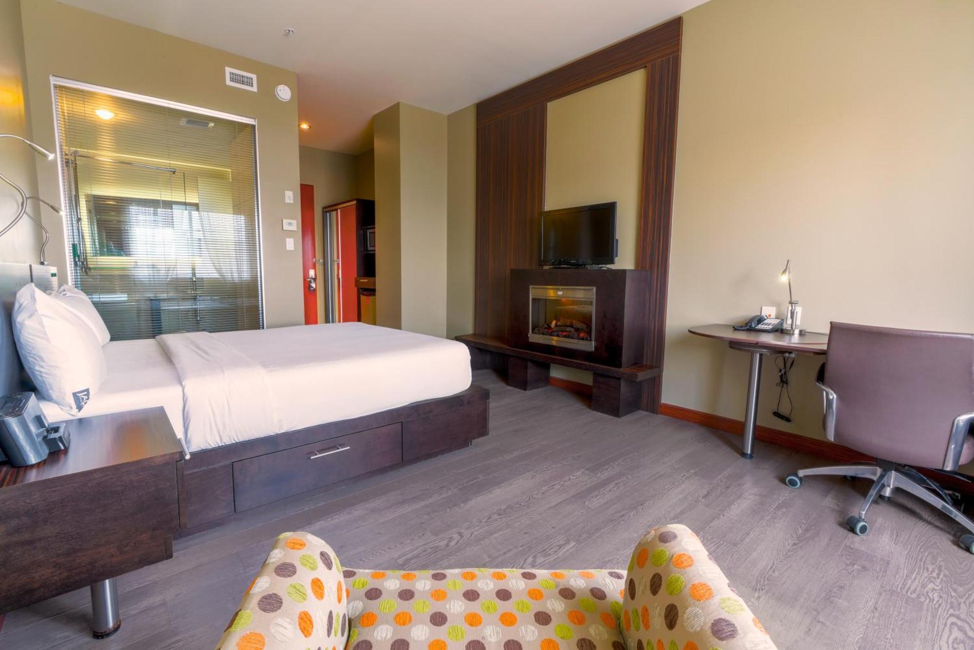 Trendy Intimacy 1 queen-size bed—Fireplace,1758416587:JPEG