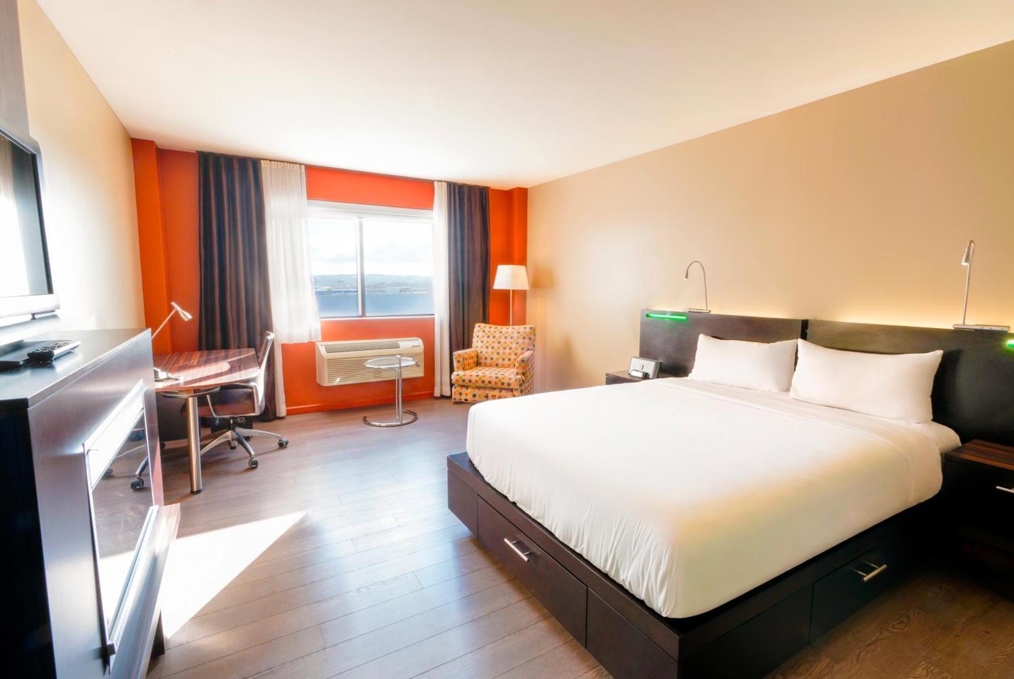 Trendy Intimacy 1 queen-size bed—Multi-jet shower—Fireplace