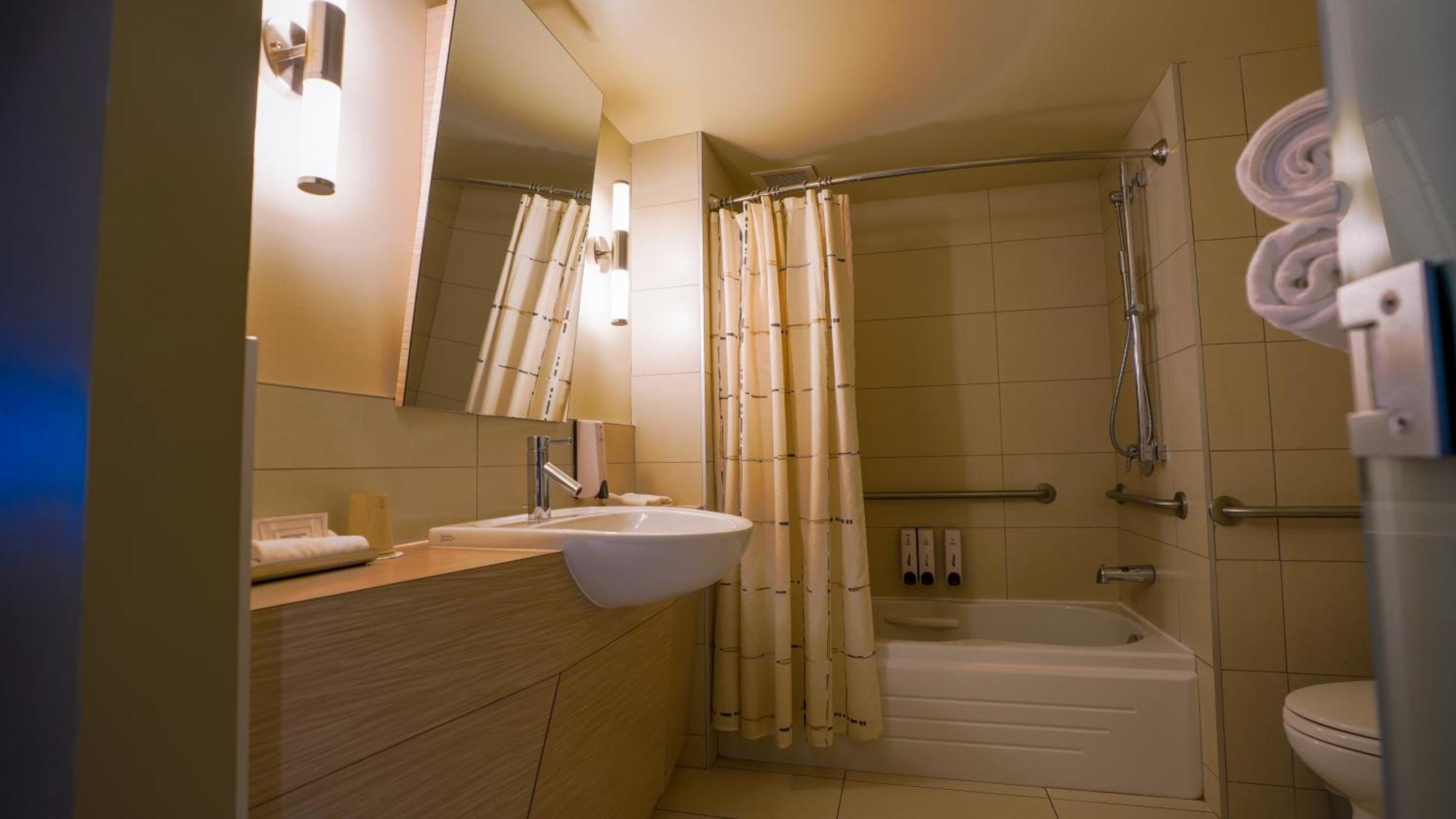 Quadruple Room Bath