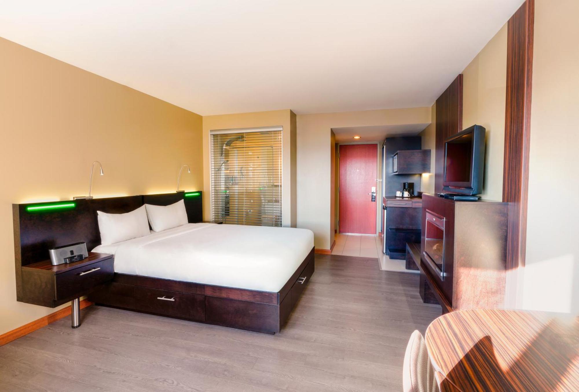 Trendy Intimacy 1 queen-size bed—Multi-jet shower—Fireplace