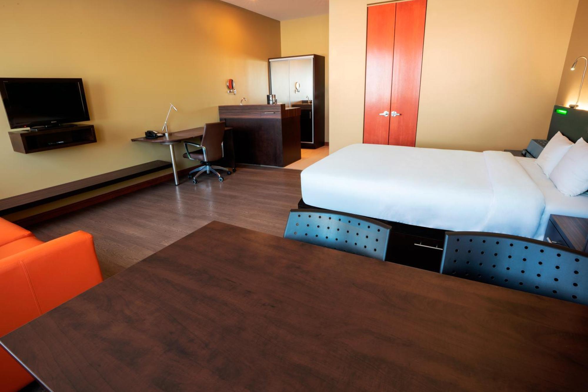 Studio Loft 2 queen-size beds & 1 sofa bed—Dining table