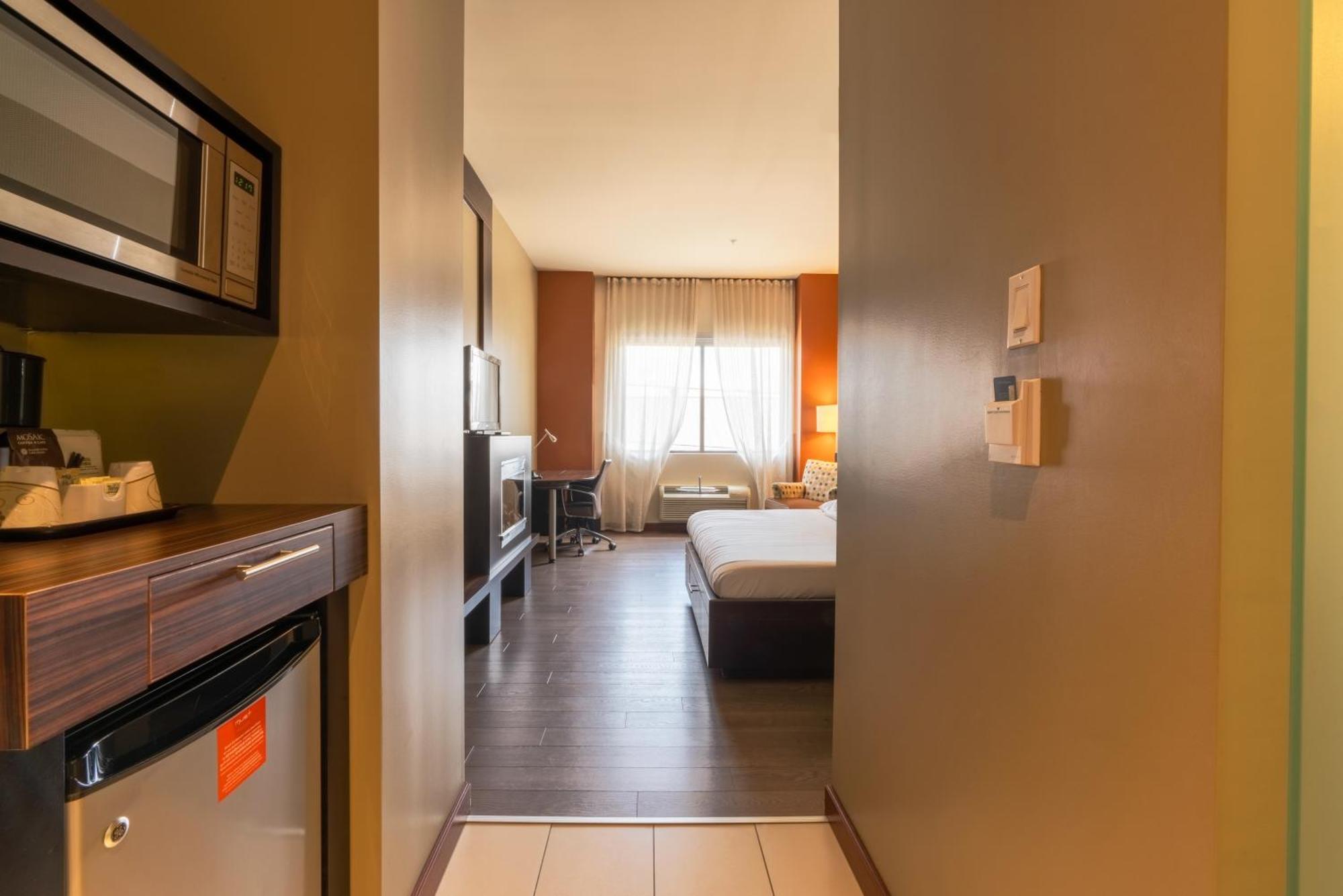 Trendy Intimacy 1 queen-size bed—Fireplace