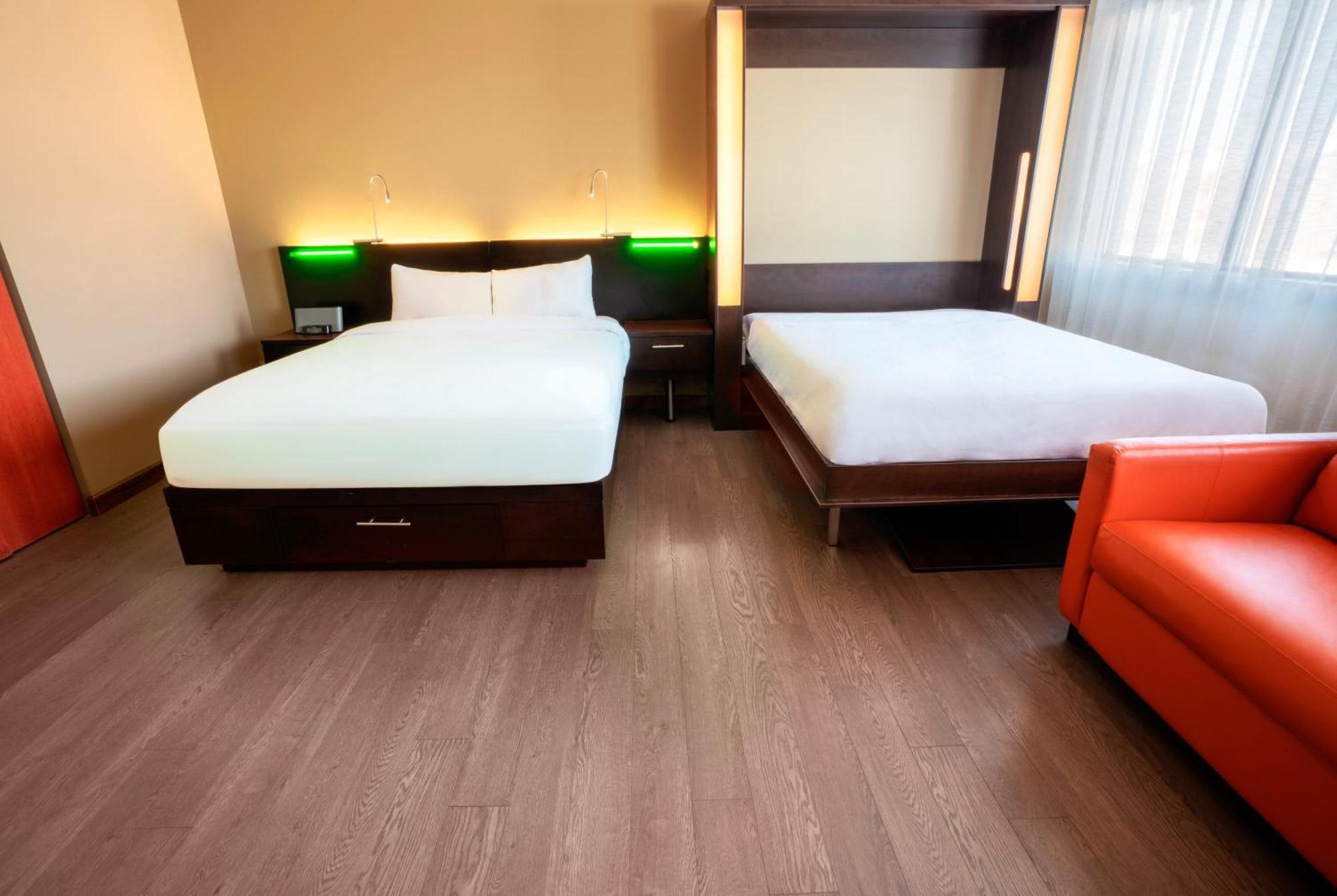 Studio Loft 2 queen-size beds & 1 sofa bed—Dining table